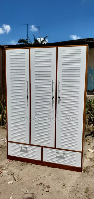 Kabati La Milango Mitatu