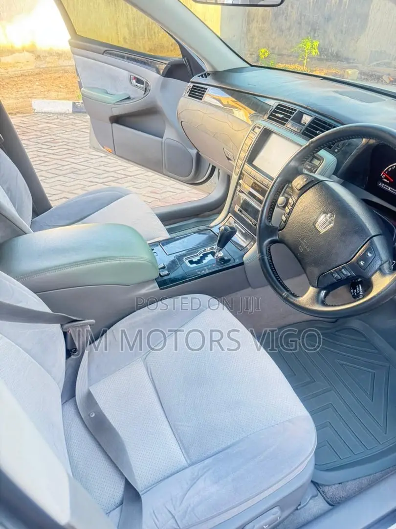 Toyota Crown 2005 Silver