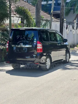 Toyota Noah 2012