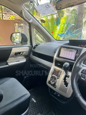 Toyota Noah 2012