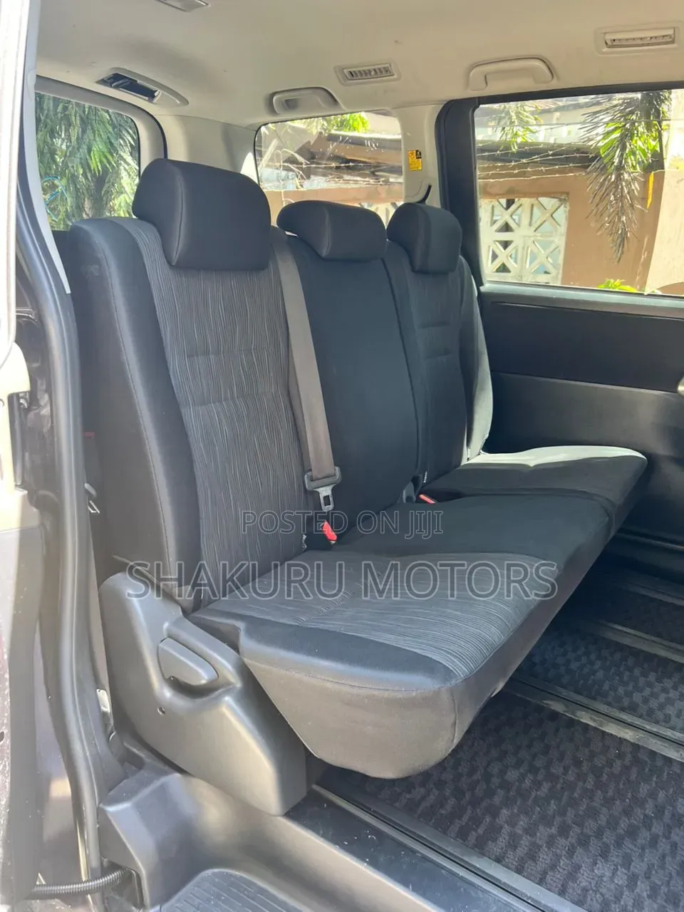 Toyota Noah 2012