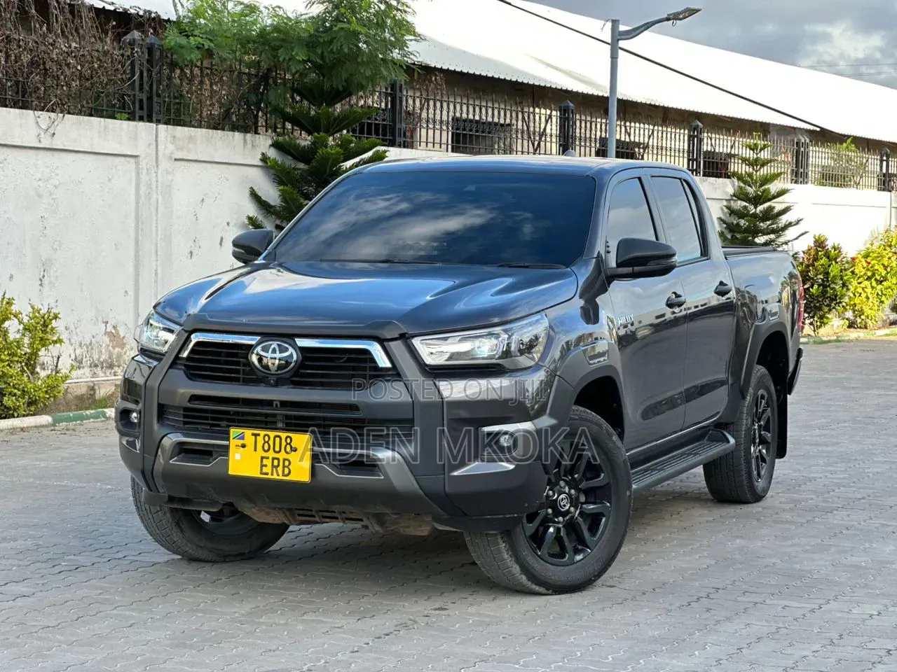 New Toyota Hilux 2023 Gray