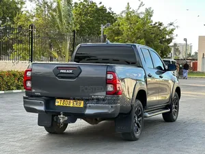 New Toyota Hilux 2023 Gray