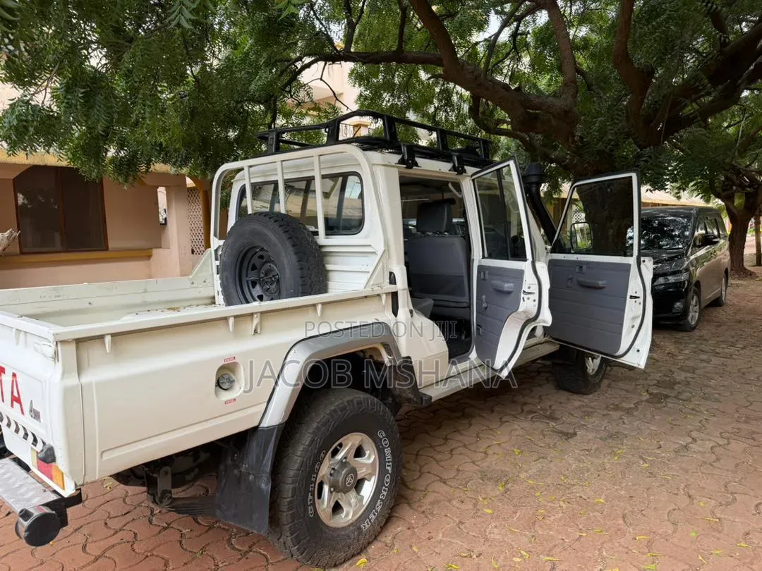Toyota Land Cruiser 2010 White