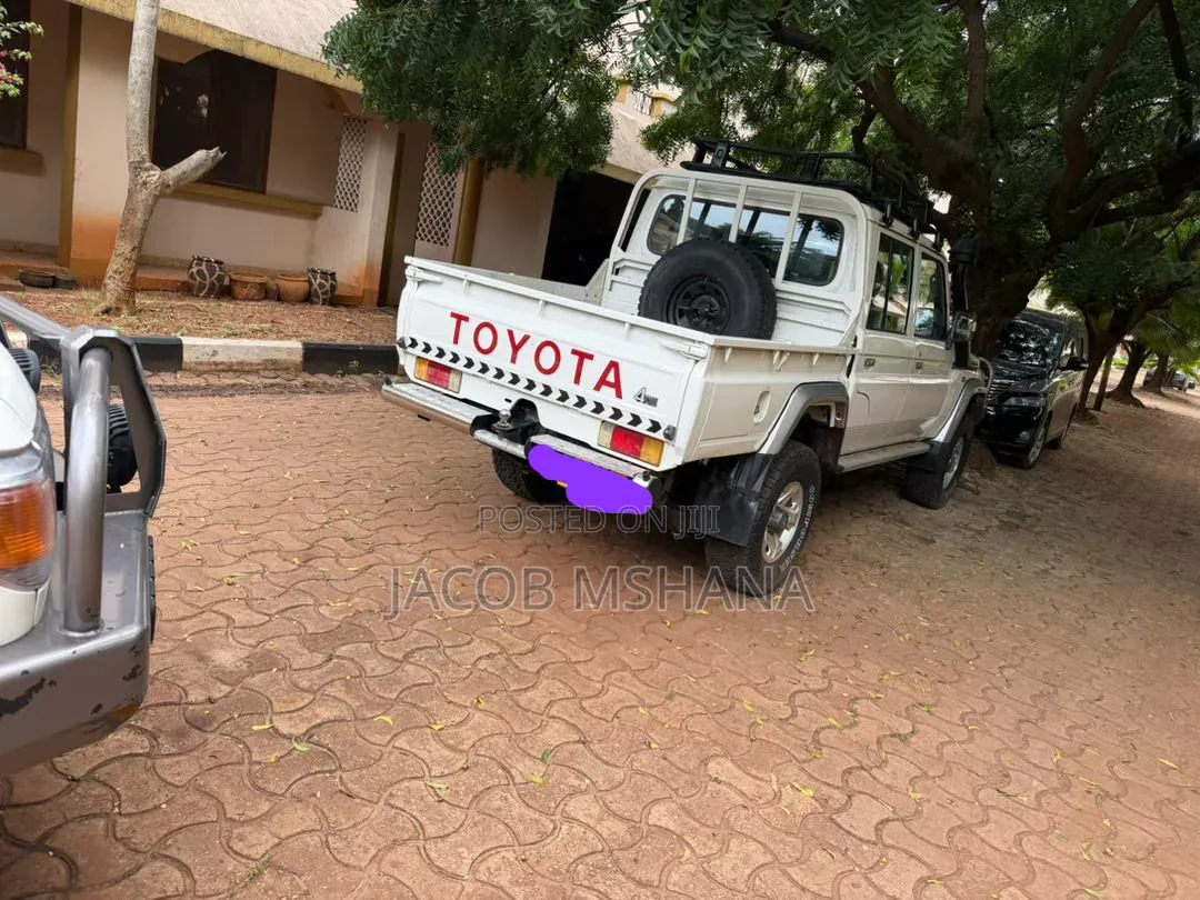 Toyota Land Cruiser 2010 White