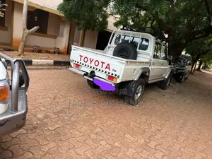 Toyota Land Cruiser 2010 White
