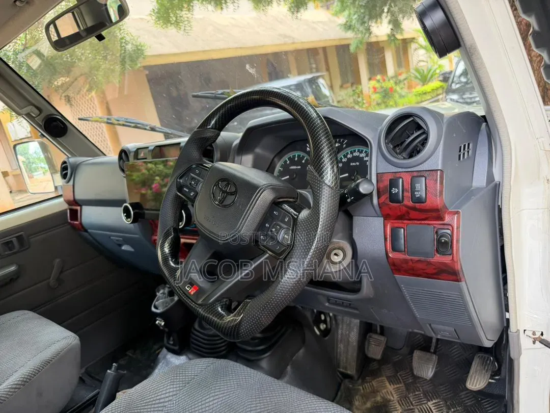 Toyota Land Cruiser 2010 White