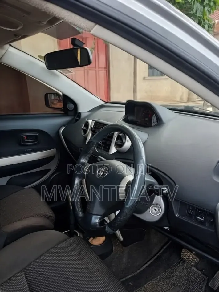 Toyota IST 2004 Silver