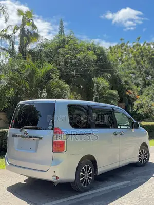 Toyota Noah 2009 Silver