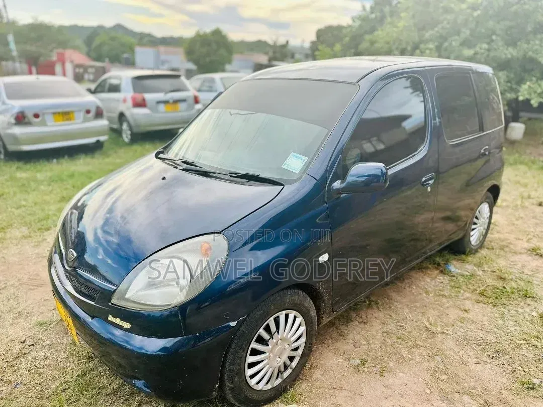 Toyota Fun Cargo 2004 Blue
