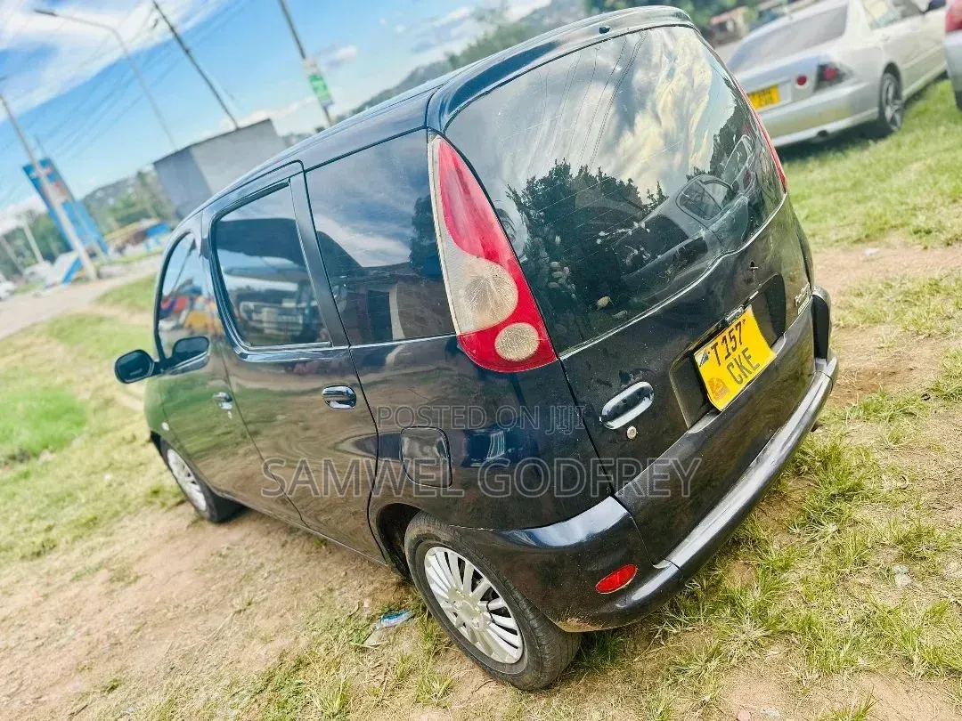 Toyota Fun Cargo 2004 Blue