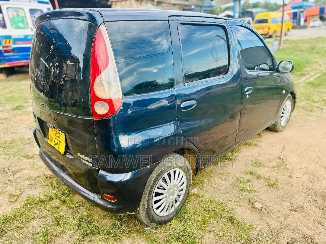 Toyota Fun Cargo 2004 Blue