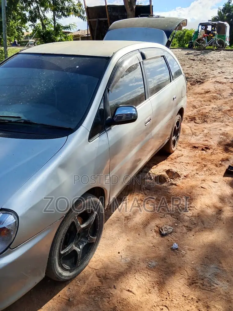 Toyota Nadia 2000 Silver