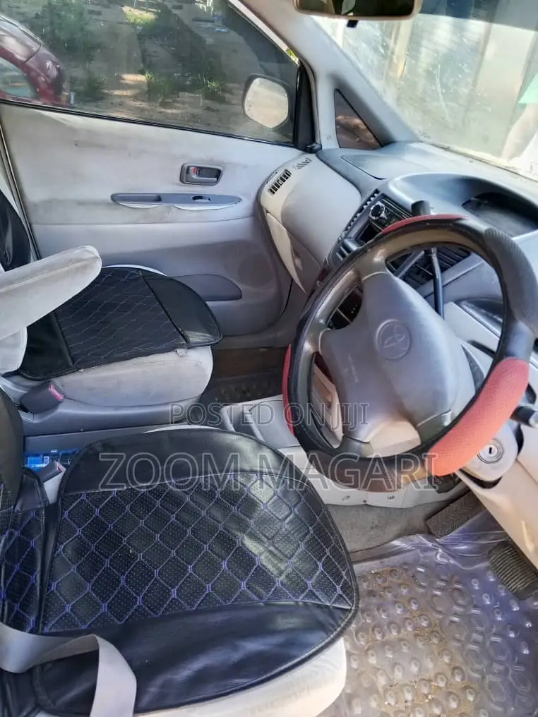 Toyota Nadia 2000 Silver
