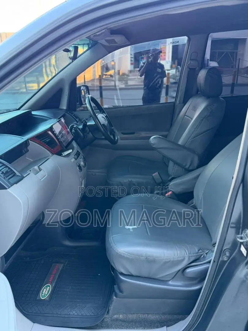Toyota Noah 2003 Gray