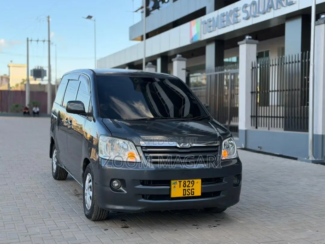 Toyota Noah 2003 Gray