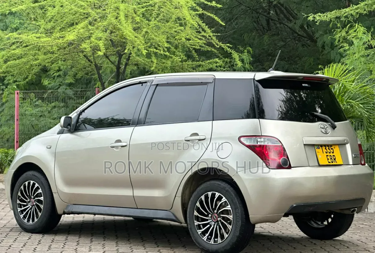 Toyota IST 2004 Silver