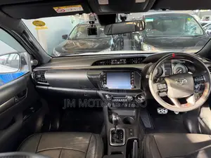Toyota Hilux 2022 White