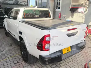 Toyota Hilux 2022 White