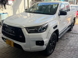 Toyota Hilux 2022 White