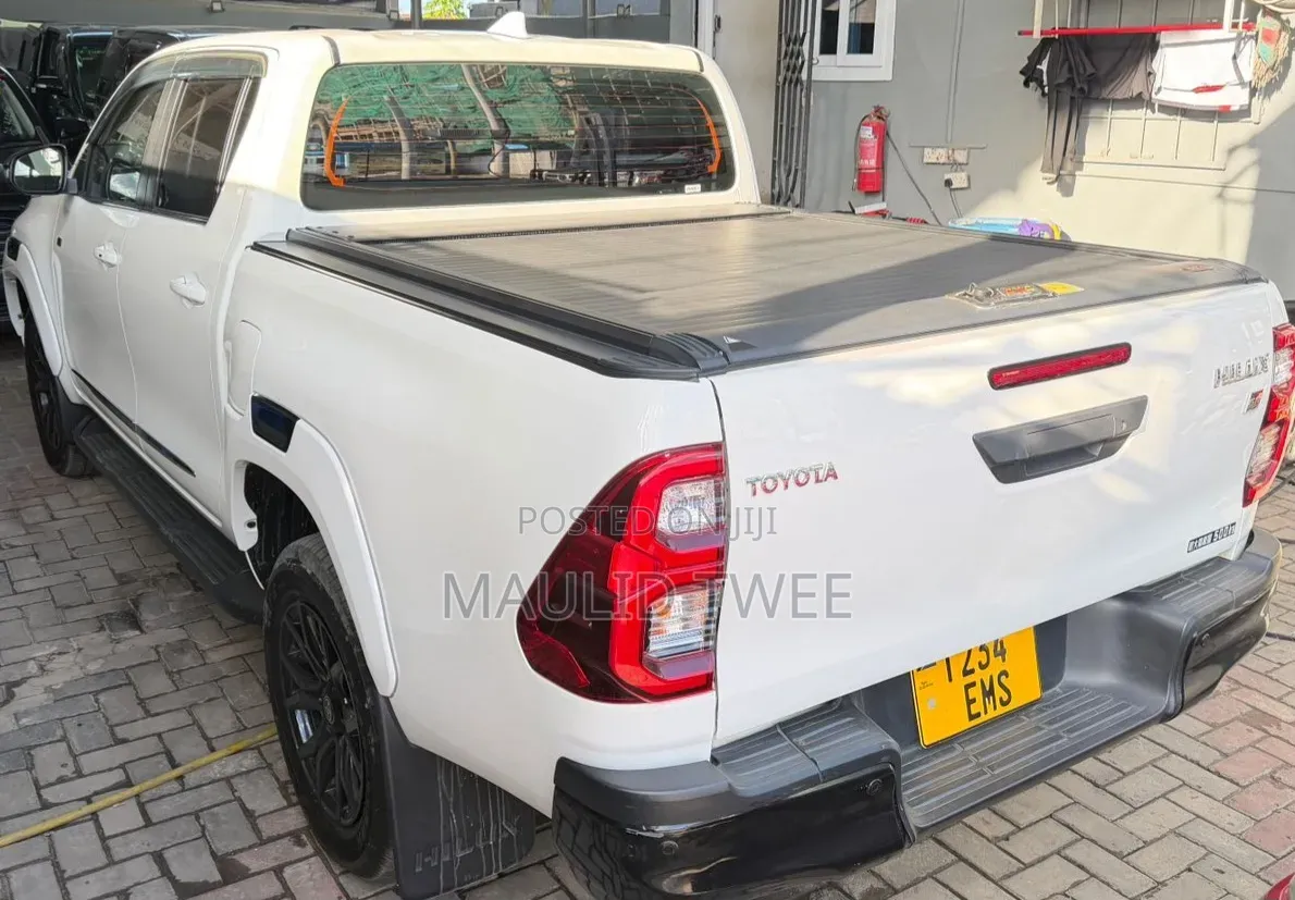 Toyota Hilux 2022 White