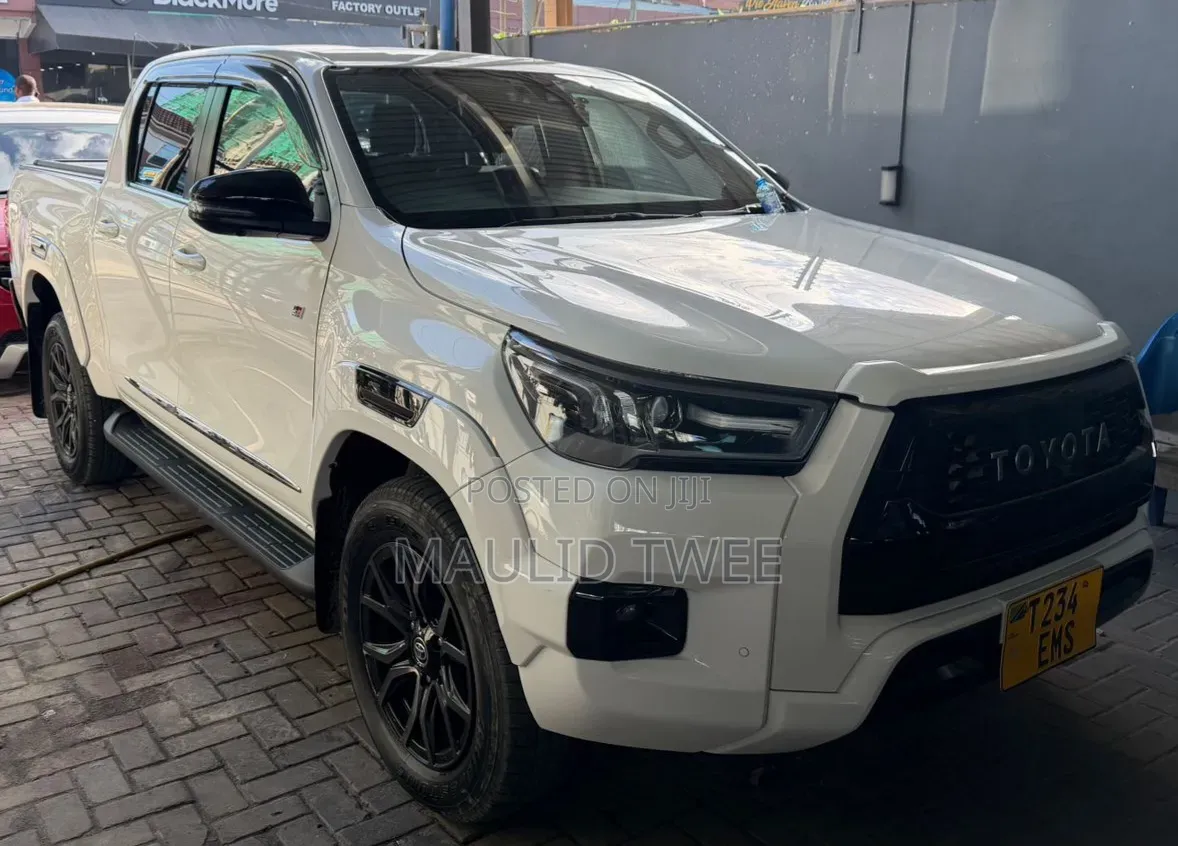 Toyota Hilux 2022 White