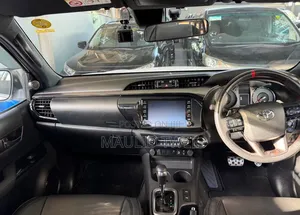 Toyota Hilux 2022 White