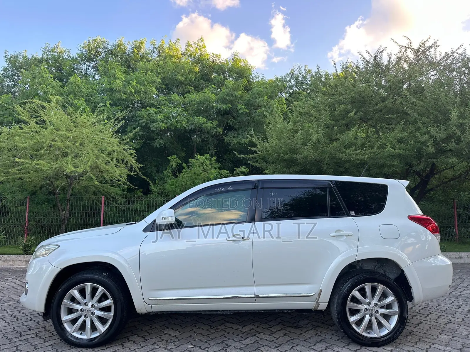 Toyota Vanguard 2010 White