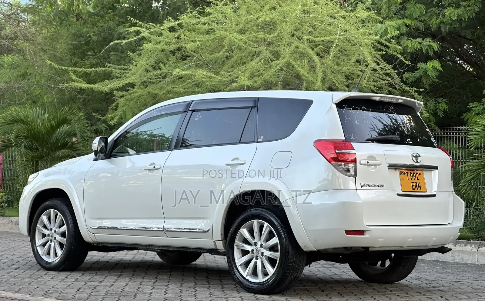 Toyota Vanguard 2010 White