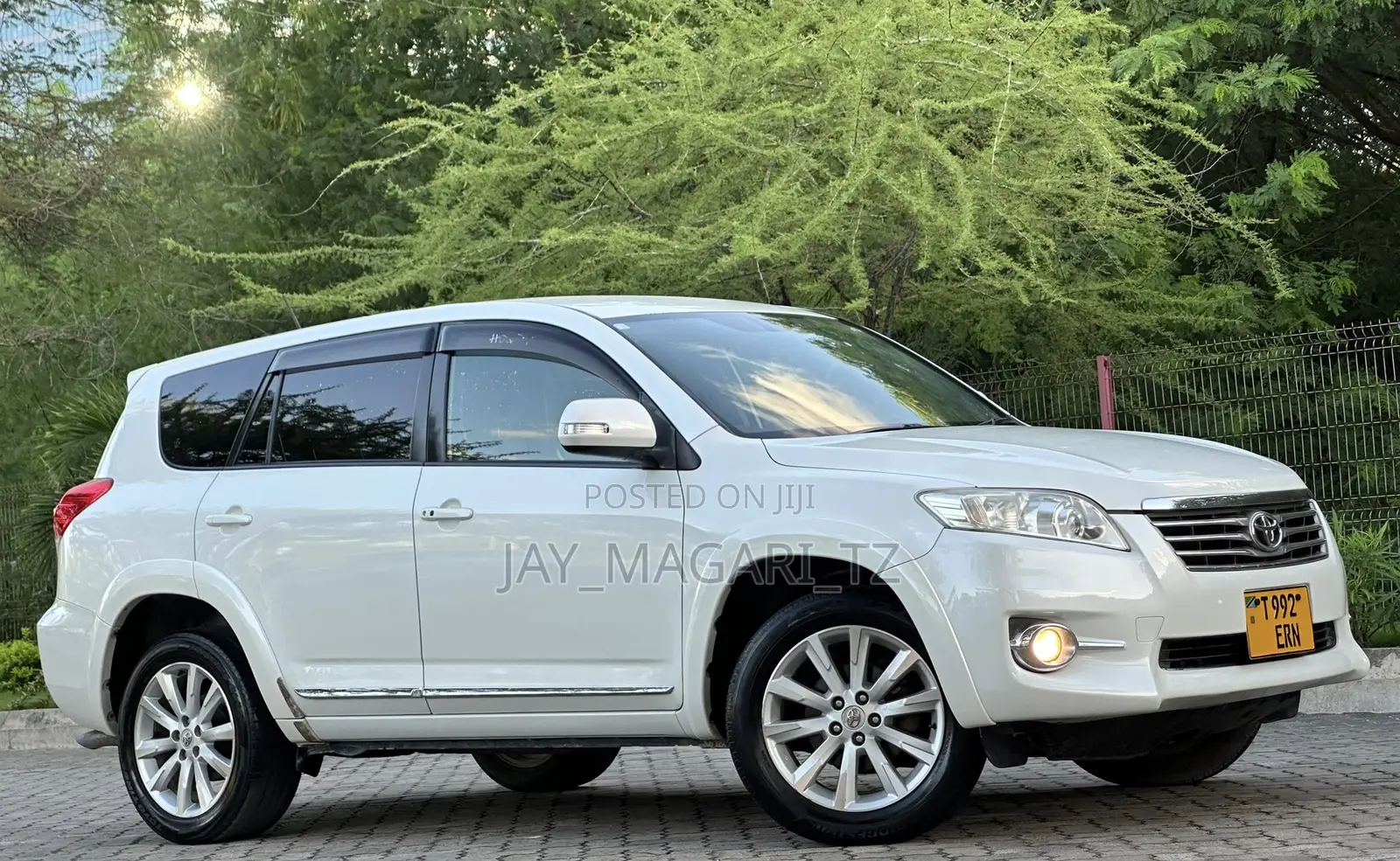 Toyota Vanguard 2010 White