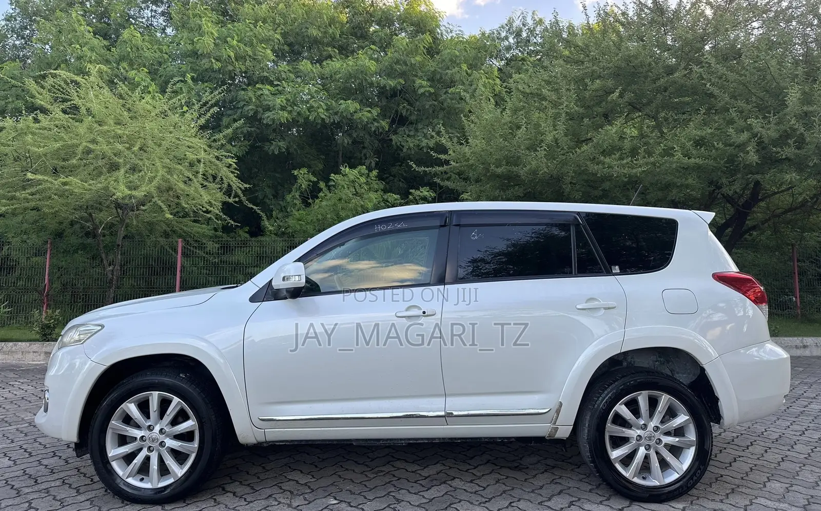 Toyota Vanguard 2010 White