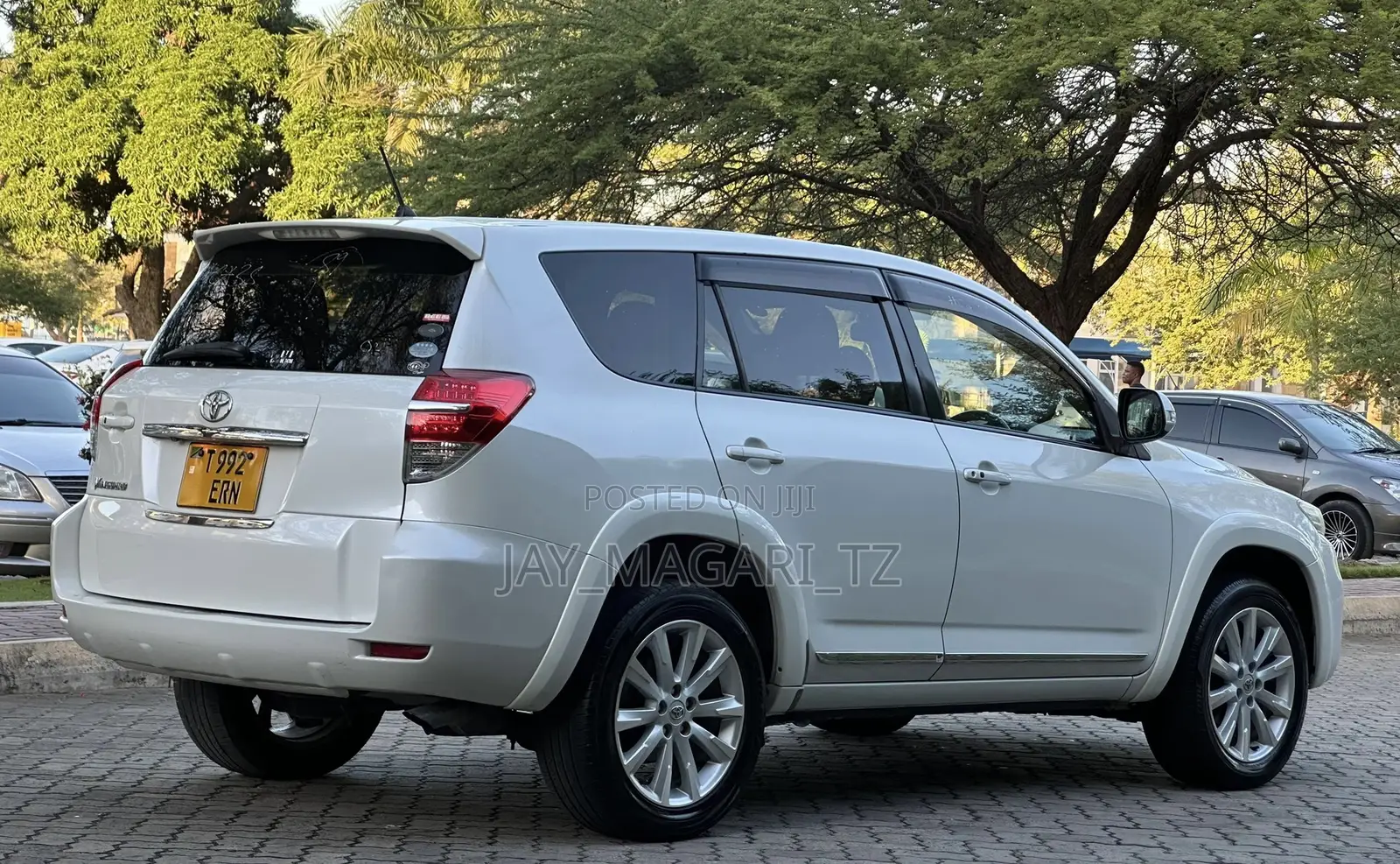 Toyota Vanguard 2010 White