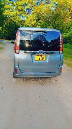Toyota Noah 2.0 FWD (8 Seater) 2016 Gray