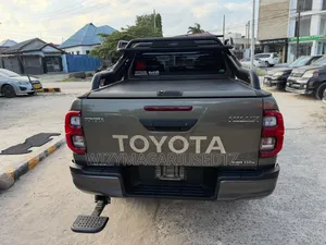 Toyota Hilux 2022 Gray