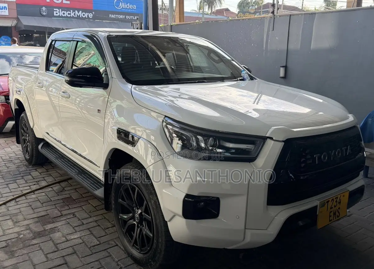 Toyota Hilux 2023 White