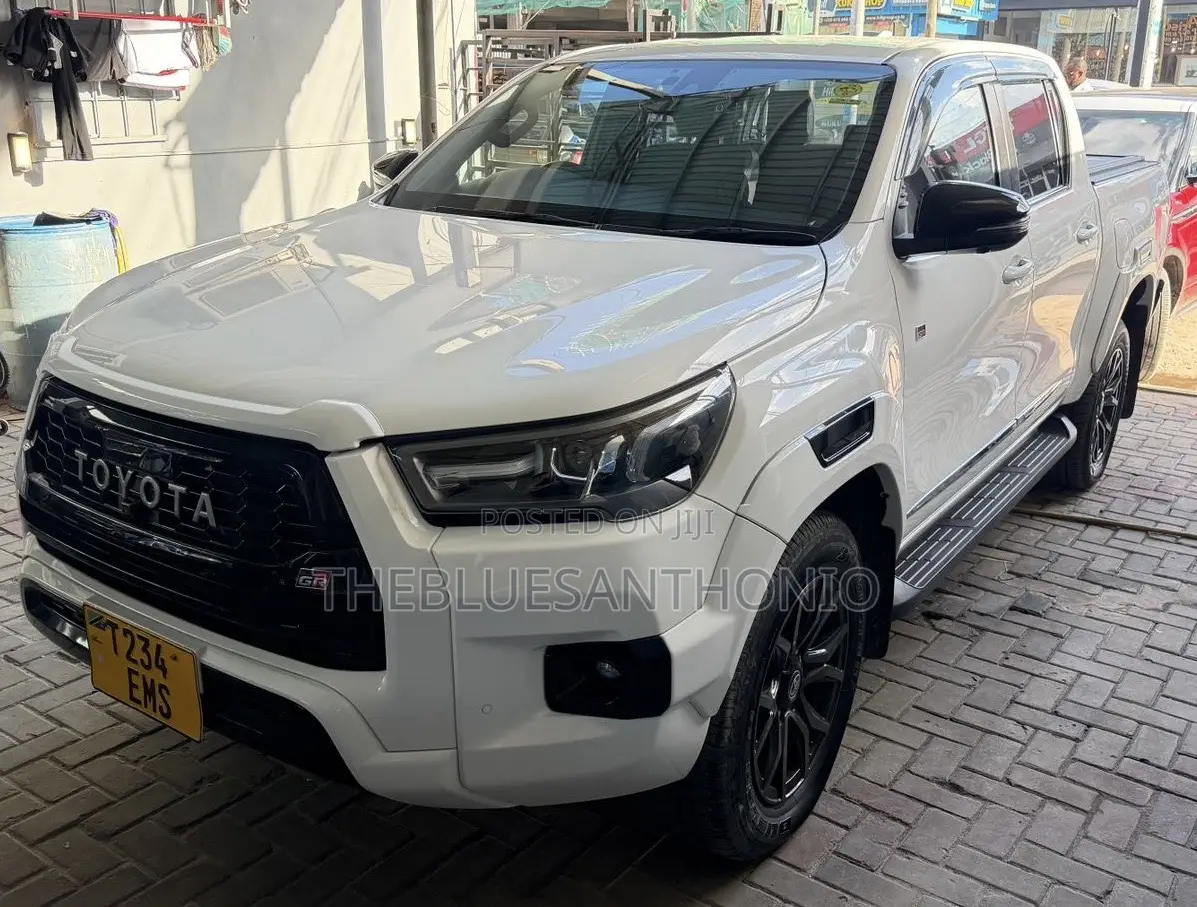 Toyota Hilux 2023 White