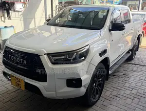 Toyota Hilux 2023 White