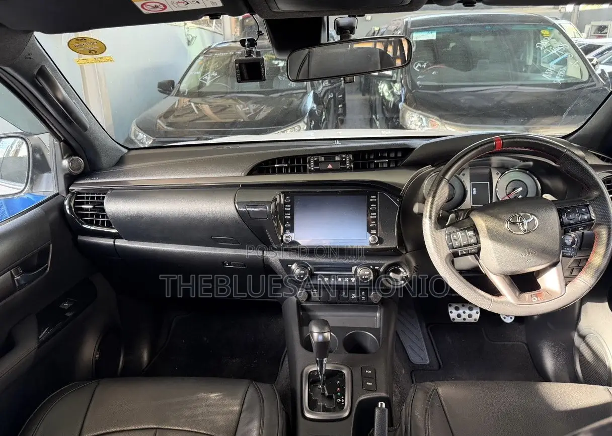Toyota Hilux 2023 White