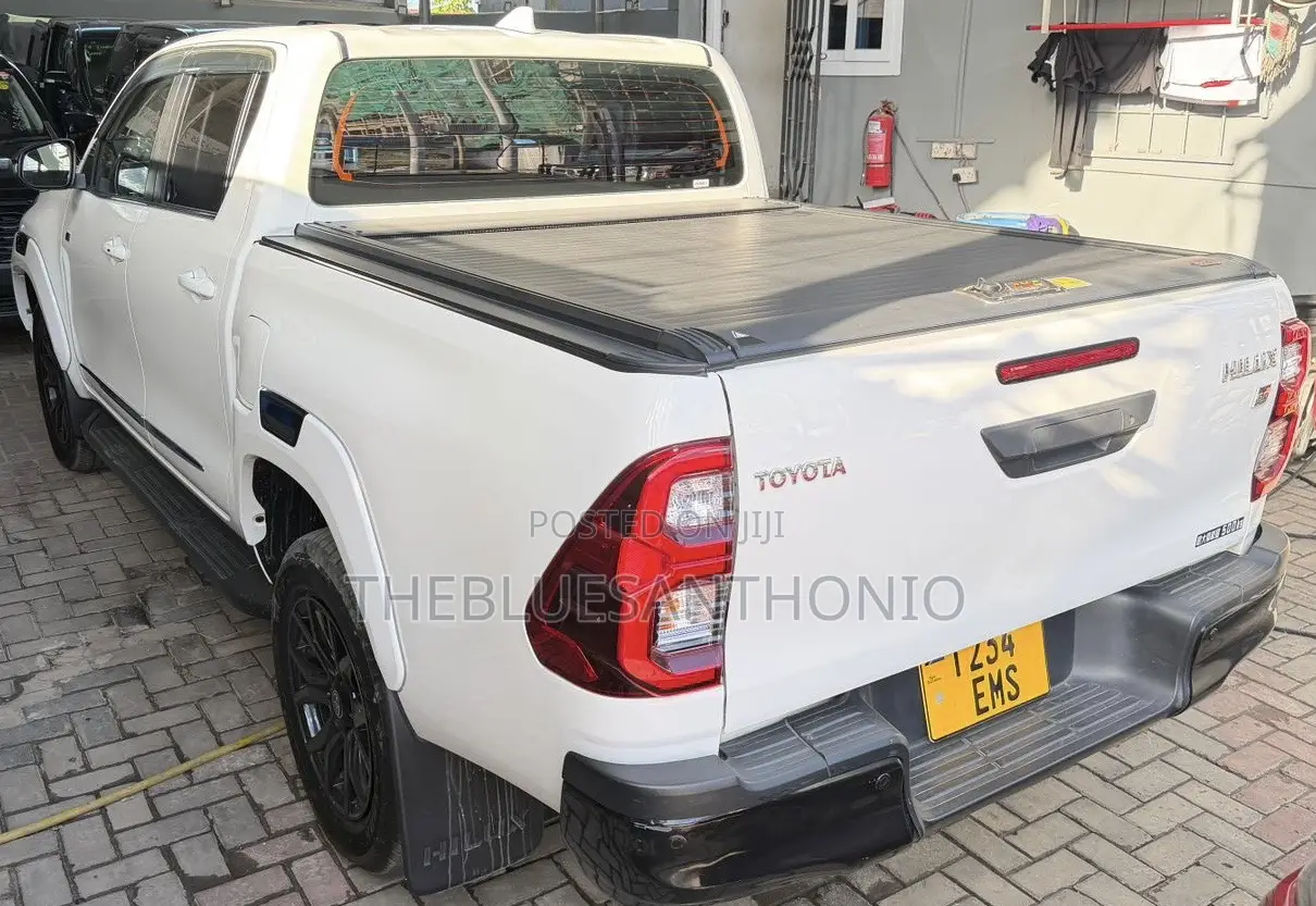 Toyota Hilux 2023 White