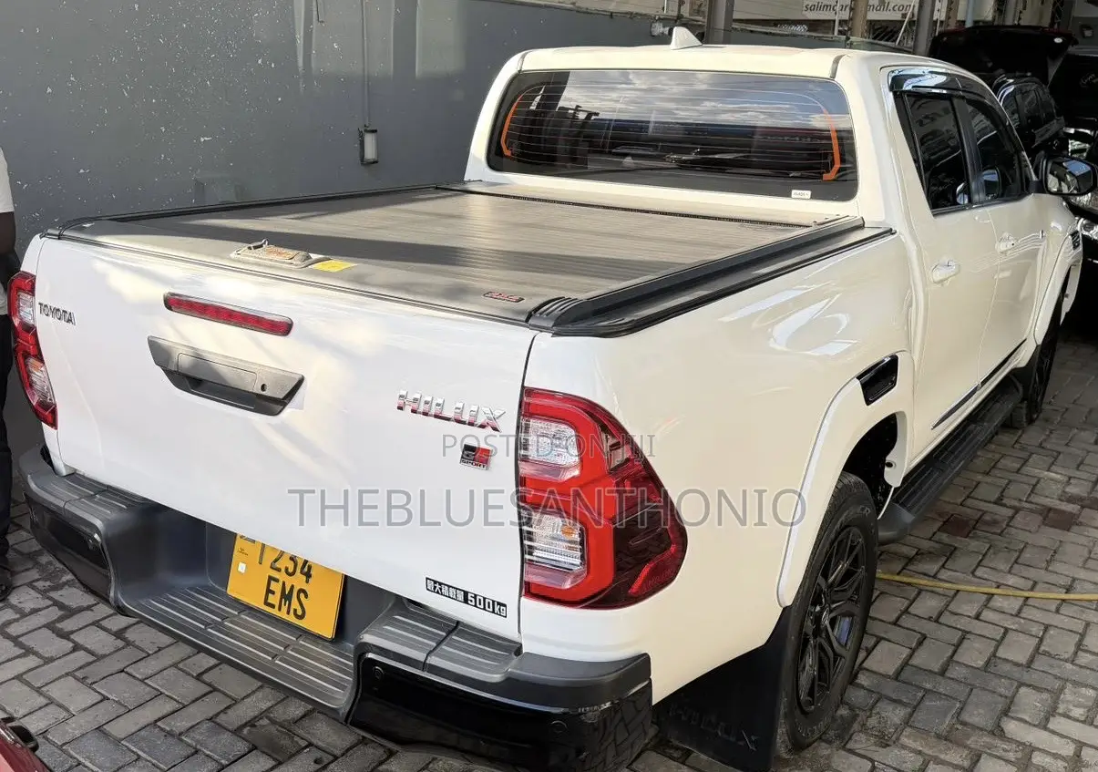 Toyota Hilux 2023 White