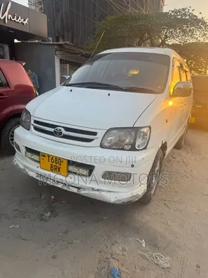 Toyota Noah 2.0 FWD (8 Seater) 2005 White