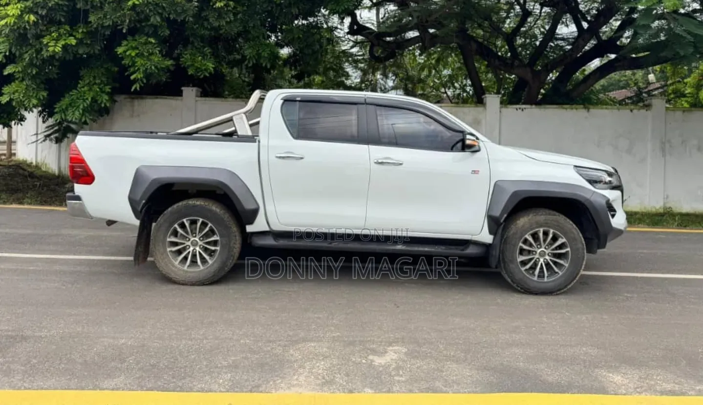 Toyota Hilux 2020 White