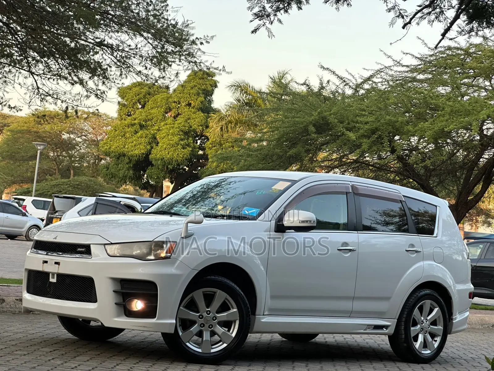 Mitsubishi Outlander 2011 White
