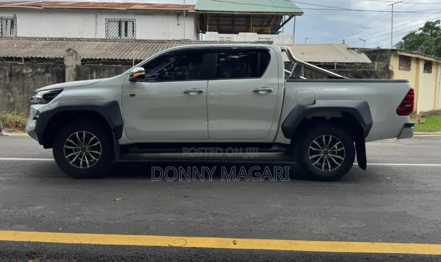 Toyota Hilux 2020 White