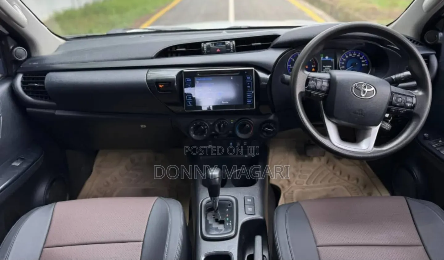 Toyota Hilux 2020 White