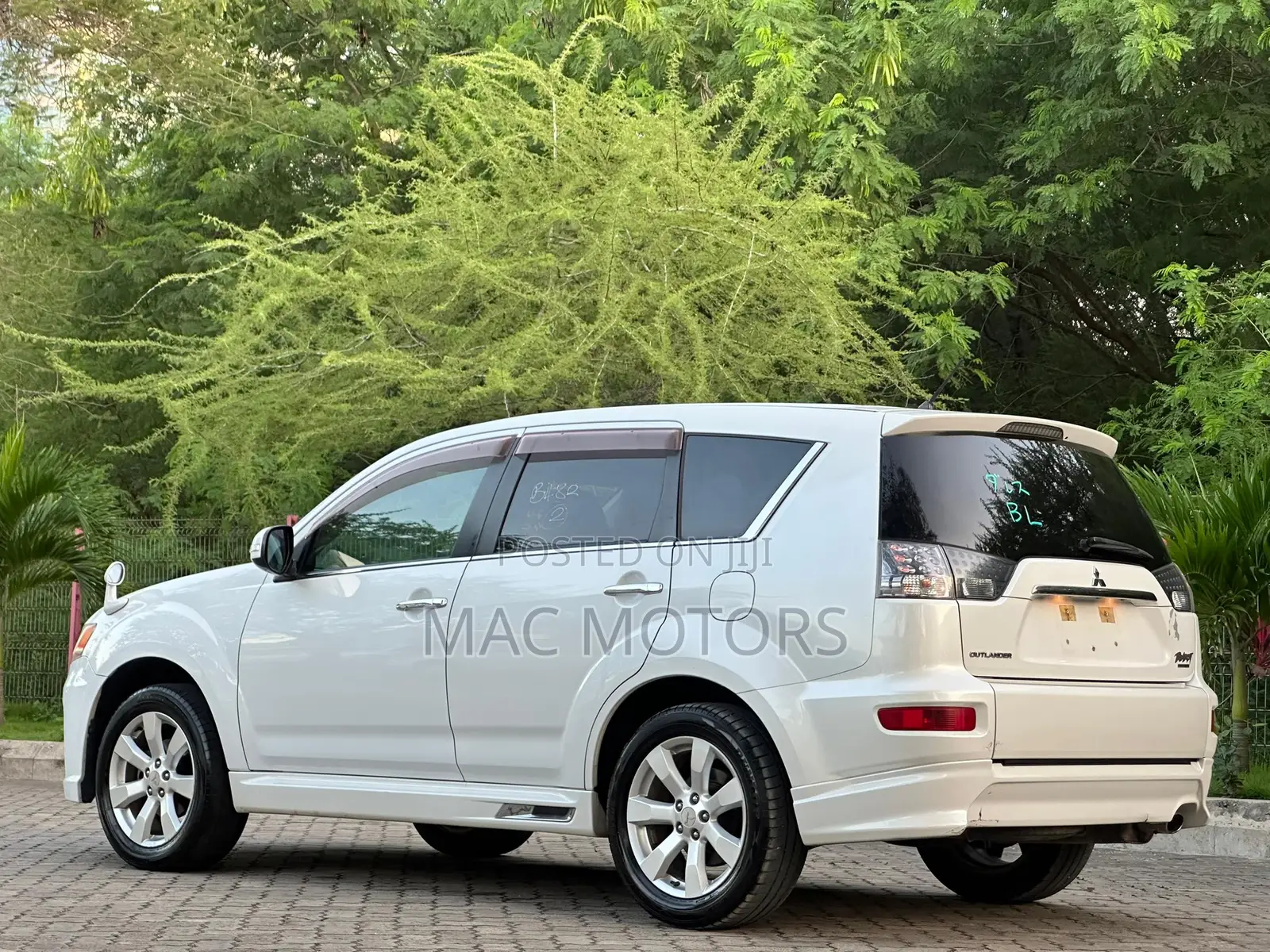 Mitsubishi Outlander 2011 White