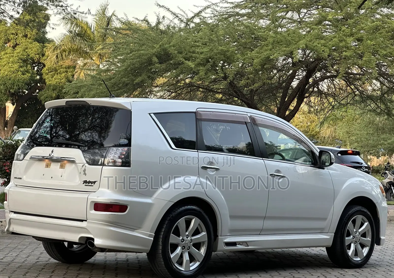 Mitsubishi Outlander 2011 White