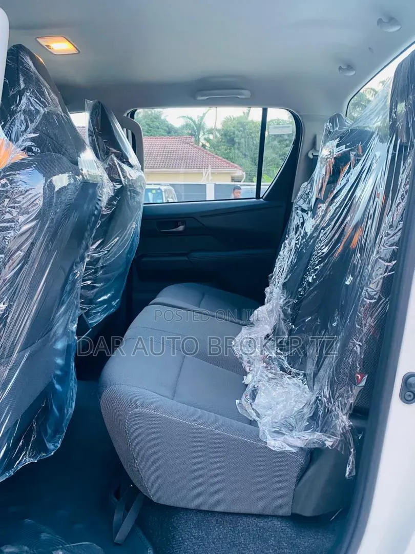 New Toyota Hilux 2025 White