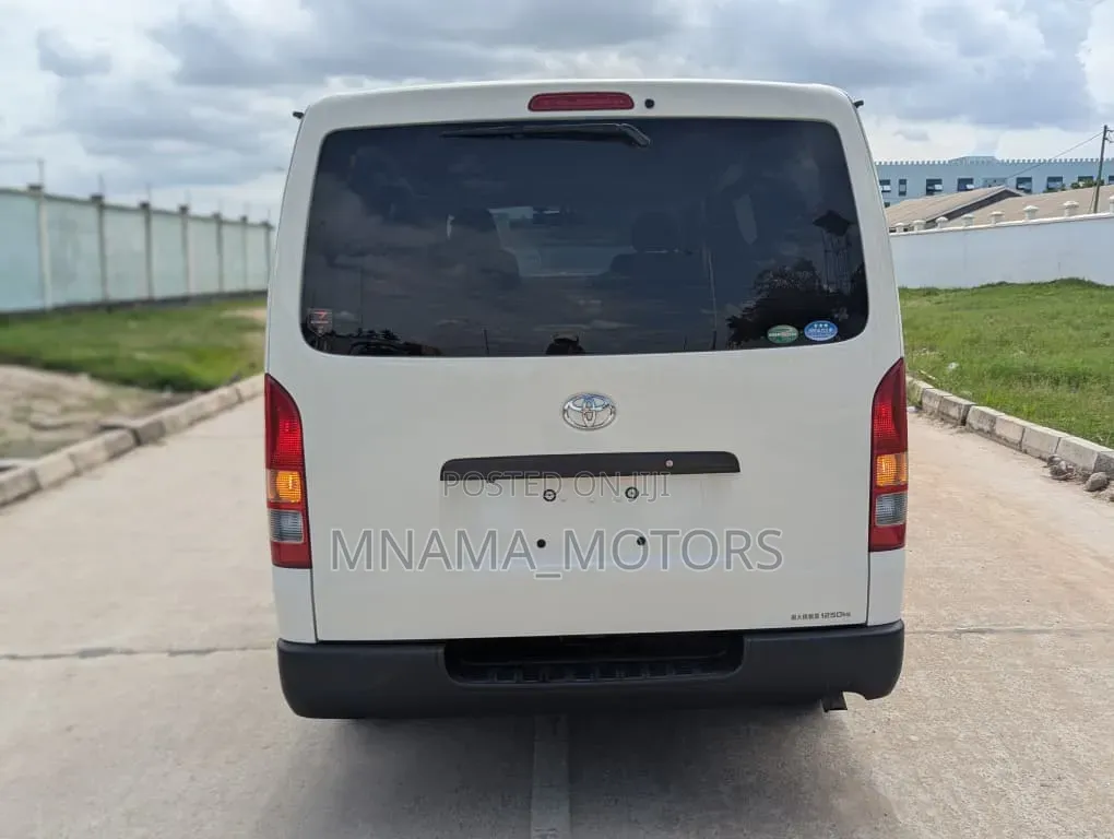 Toyota Quantum 2016 White