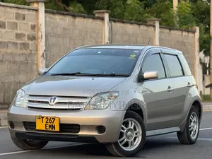 Toyota IST 2004 Gold